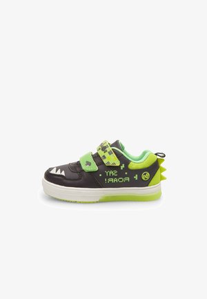 Sneaker per bambini in marrone e verde neon. Presenta due cinturini in velcro, un motivo grafico, un design dentato sulla punta e dettagli a punta.