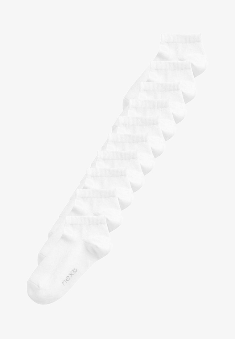 Hvide ankelstrømper i en række med ribbet manchet, lavet af blødt stof, med et lille gråt logo på én strømpe.