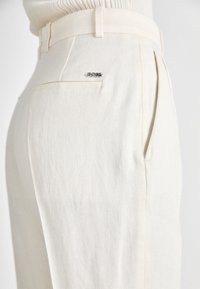 BOSS Tygbyxor - off-white