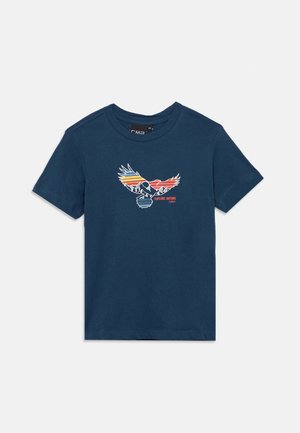 Dunkelblaues kurzärmeliges T-Shirt mit einem mehrfarbigen Adlergrafik, der Berge und Sonnenuntergang zeigt, und dem Text „Explore Nature“ auf der Brust.