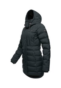 Tamsiai žalia pūkinė striukė su aukštu kaklu, elastingomis rankovėmis ir reguliuojamu gobtuvu. Papildyta užtrauktukais uždaromomis kišenėmis ir quilted tekstūra.