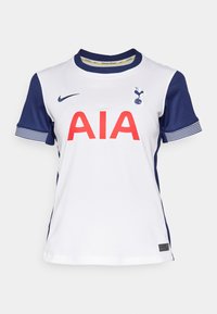 Witte sportshirt met marineblauwe mouwen, met "AIA" in het rood, een logo op de borst en gestreepte accenten op de mouwen. Gemaakt van ademende stof.