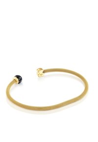 Złota bransoletka z siateczki o fakturowanym wzorze, z czarnym kamieniem na jednym końcu oraz złotym zapięciem po drugiej stronie.