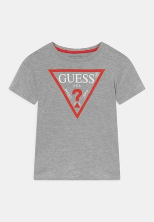 Graues T-Shirt mit kurzen Ärmeln und einem roten Dreieckslogo mit dem Wort "GUESS", einem Fragezeichen und dem Text "U.S.A. Washed Jeans".