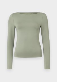 Maglietta aderente a maniche lunghe di un leggero verde salvia, con un'ampia scollatura a barca, design semplice e trama del tessuto liscia.