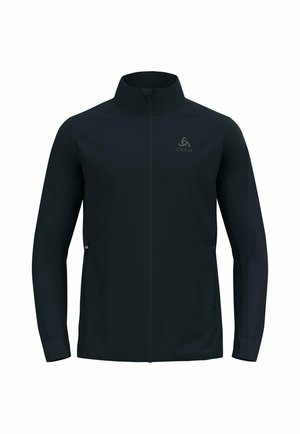 Schwarze Softshelljacke mit Stehkragen, durchgehendem Reißverschluss, Seitentaschen und einem dezenten Logo auf der Brust. Glatte Textur.