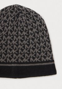 Bonnet en tricot noir et gris avec un motif M tout au long. Doté d'un revers côtelé et d'une texture douce. Design à sommet arrondi.