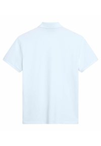 Korte mouwen polo in lichtblauw, gemaakt van gladde stof, met een klassieke kraag en een rechte zoom zonder extra details.