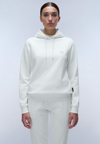 Witte hoodie met koordjes, zachte stof, kangoeroezak en merklogo op de borst, gecombineerd met bijpassende witte broek.