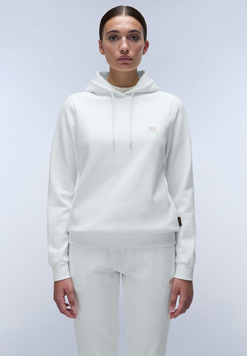 Vitt hoodie med snörning, mjukt tyg, känguruficka och varumärkeslogotyp på bröstet, parat med matchande vita byxor.