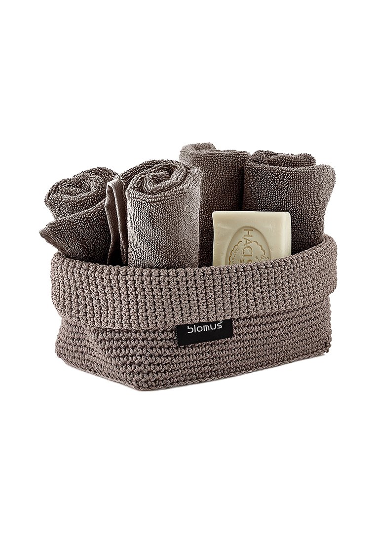 Brauner geflochtener Aufbewahrungskorb mit gerollten grauen Handtüchern und einer Seife, der eine strukturierte Oberfläche und ein umschlagbares Top-Design aufweist.