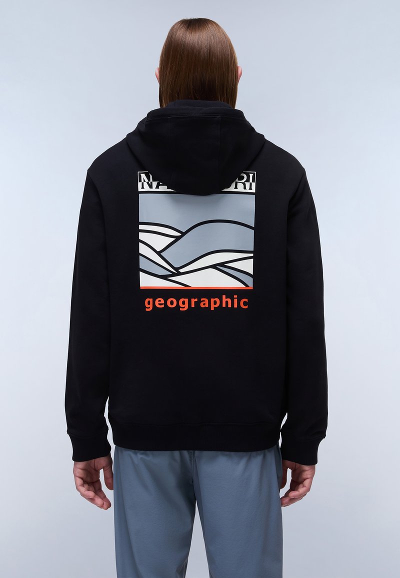 Svart hoodie med grafisk design som föreställer vågor i blått och vitt, samt ordet "geographic" i klar orange. Mjuk textur och avslappnad passform.