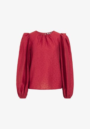 Sarkans blūze ar pūkainām garām piedurknēm, izgatavota no caurspīdīgas auduma, kurai ir smalks leoparda raksts. Apaļa kakla izgriezums ar pogu aizdari aizmugurē.