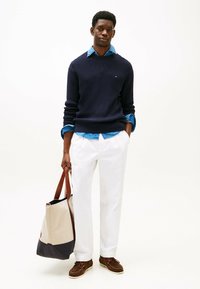 Tommy Hilfiger TEXTURED CREW NECK - Jumper - desert sky