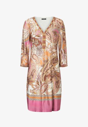 Kniebedeckendes Kleid mit 3/4-Ärmeln, V-Ausschnitt, Paisley-Blumenmuster in Pink, Orange, Braun und Weiß, pinkem Saum und dekorativem Ausschnittbesatz.