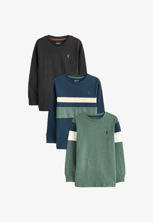 Drei Langarmshirts: schwarz, navyblau mit horizontalen Streifen und grün mit weißen Streifen. Alle haben runde Ausschnitte und gestickte Logos.