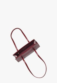 Bordeaux lederen tote bag met dunne handvatten, een open bovenkant en een gladde afwerking, met een centrale ritszak en geen extra hardware.