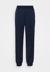 Marineblå joggebukser med smokkede midje, tapered ben og glidelåslommer på sidene. Laget av et glatt stoff med en subtil glans.
