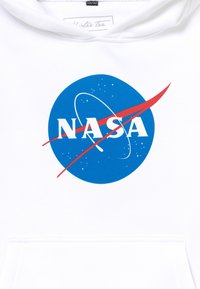 Felpa bianca con cappuccio che presenta un logo NASA blu con stelle bianche, un lenticolare rosso e testo bianco centrato nella zona del petto.