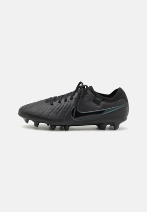 Botas de fútbol negras con superficie texturizada, punta curvada y diseño angular. Presenta un logo Swoosh negro y seis elementos de tracción con tacos.