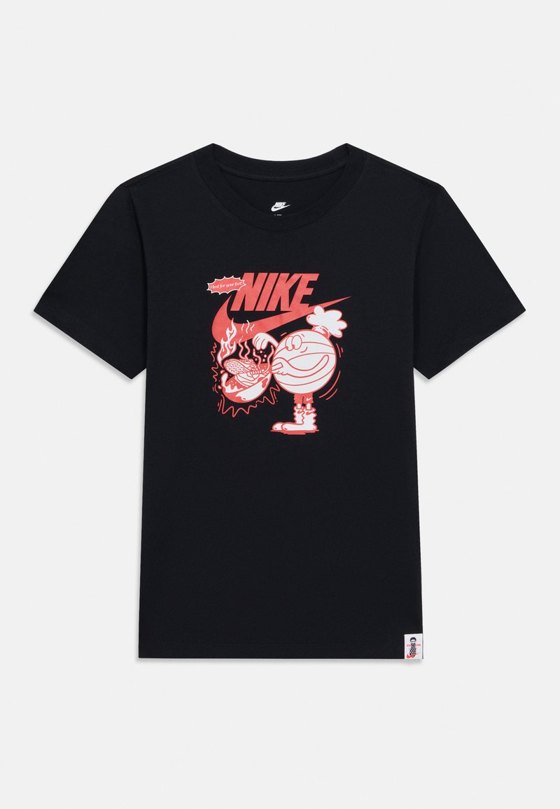 Μαύρο βαμβακερό μπλουζάκι με έντονο κόκκινο γραφικό ενός καλαθοσφαίρισης και φλόγες, με τη λέξη "NIKE" να ξεχωρίζει από πάνω.