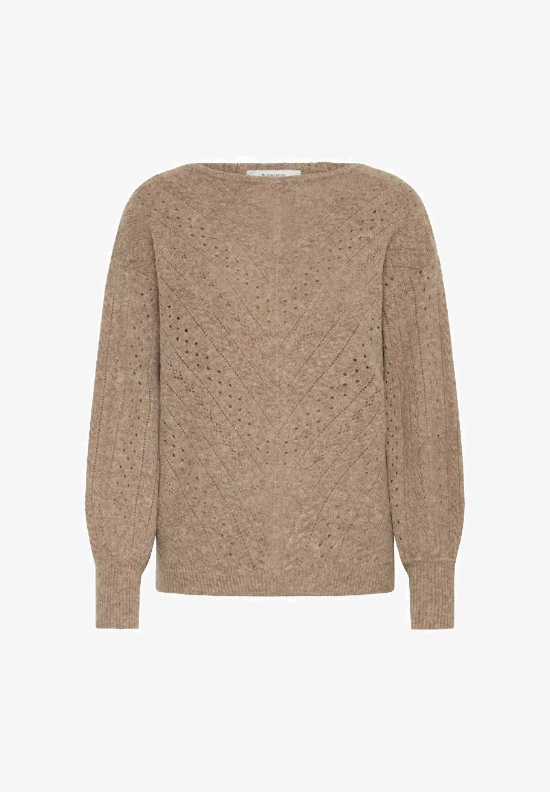 Maglione marrone lavorato a maglia con una scollatura ampia, texture a motivo con linee verticali e fori, e maniche lunghe leggermente gonfie.