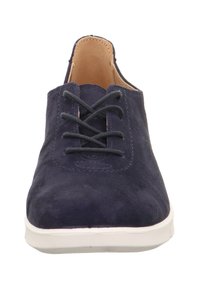Marineblaues Wildleder-Schnürschuh mit runder Zehe, strukturiertem Obermaterial und weißer Gummisohle. Verfügt über metallene Ösen und ein glattes Innenfutter.