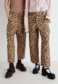 Sister Jane CAMERON LEOPARD TROUSERS UNISEX - Hlače - brown