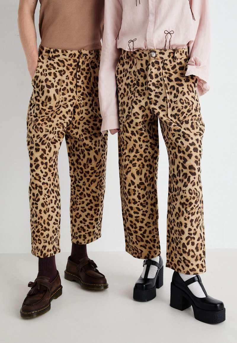 Sister Jane CAMERON LEOPARD TROUSERS UNISEX - Hlače - brown