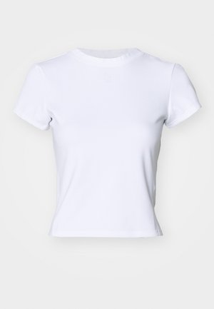 Λευκό T-shirt φτιαγμένο από μαλακό ύφασμα, διαθέτει στρογγυλή λαιμόκοψη και κοντά μανίκια, με εφαρμοστό σχέδιο και μικρή λεπτομέρεια λογότυπου κοντά στη λαιμόκοψη.