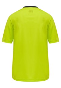 Maglietta sportiva a maniche corte di un brillante giallo neon. Tessuto liscio, scollatura rotonda con bordi neri e senza loghi o motivi visibili.