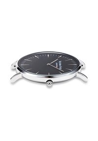 Montre à cadran noir avec un boîtier mince en argent, marqueurs d'heure minimalistes et une couronne. Caractéristiques d'une finition lisse et d'un design simple et élégant.