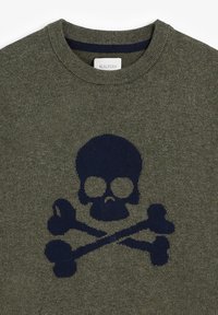 Olijf groene gebreide trui met een groot donker schedel en gekruiste botten ontwerp aan de voorkant en een ronde halslijn.