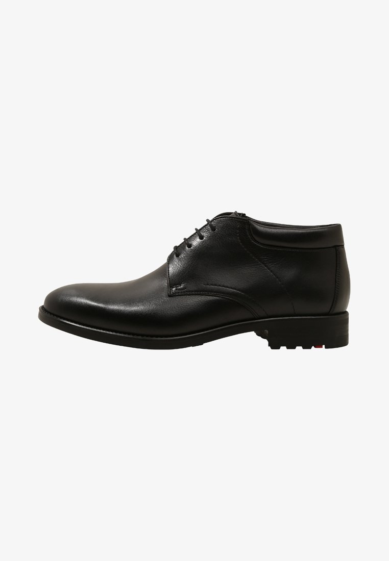 Chaussure habillée pour hommes en cuir noir avec fermeture à lacets et talon bas, vue de côté sur fond blanc.