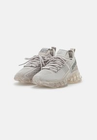 Hellgraue Sneaker mit atmungsaktivem Mesh-Obermaterial, strukturierten Akzenten, elastischen Schnürsenkeln und transparenter Luftsohle für Dämpfung.