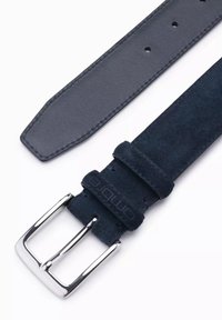 Cinturón de ante azul marino con una hebilla metálica rectangular plateada, que presenta un acabado suave y múltiples agujeros de perforación para ajustar el tamaño.
