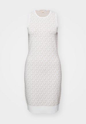 Robe blanche sans manches, longueur genou, avec un motif géométrique subtil sur l'ensemble et un col rond.