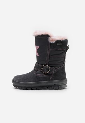 Botte d'hiver noire mi-mollet avec doublure en fourrure rose, patch étoile rose, sangle à boucle ajustable et semelle épaisse en caoutchouc sur fond blanc.