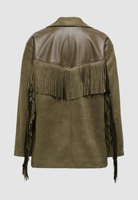 Giacca con frange in suede verde oliva con yoke in pelle marrone. Presenta lunghe frange verticali lungo le maniche e la schiena.