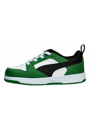 Niskie buty sportowe w kolorach zielonym, białym i czarnym z białymi sznurówkami, czarnym paskiem, wyściełanym kołnierzem i zieloną podeszwą.