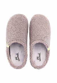 Weiche, plüschige, lavendelfarbene Hausschuhe mit einer strukturierten Außenseite und einem runden Zehendesign; mit einem gelben Akzent am Öffnungsbereich.