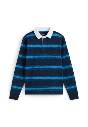 Camiseta de rugby de manga larga azul marino con rayas geométricas horizontales en azul claro y cuello y tapeta de botones blancos a contraste.