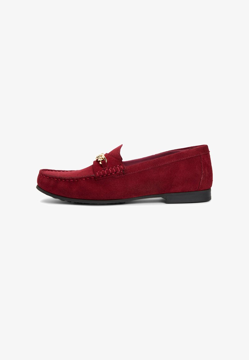 Mocassin en suède rouge avec semelle noire et détail décoratif en métal doré sur le dessus, montré en profil droit sur fond blanc.