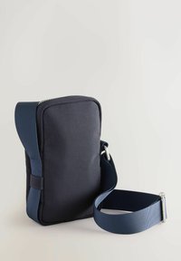 Borsa a tracolla rettangolare blu navy con chiusura a zip, tessuto imbottito e tracolla piatta regolabile in materiale testurizzato.