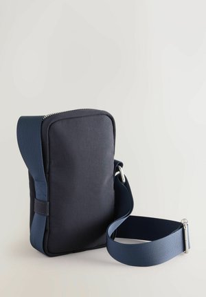 Borsa a tracolla rettangolare blu navy con chiusura a zip, tessuto imbottito e tracolla piatta regolabile in materiale testurizzato.