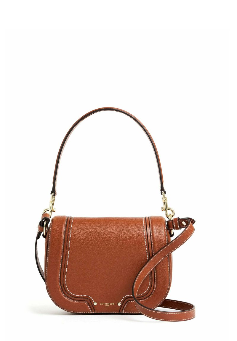 Borsa a tracolla in pelle marrone con una forma strutturata, cuciture crema, manico corto superiore e tracolla regolabile. Accenti in metallo dorato.