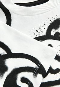 Next ALL-OVER  - Triko s potiskem - white graffiti bear