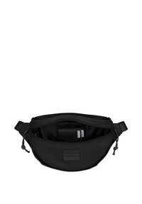 Černý ledvinkový batoh vyrobený z odolné tkaniny. Obsahuje zipový otvor, nastavitelný popruh a oddíly pro organizaci. Viditelná nášivka s logem.