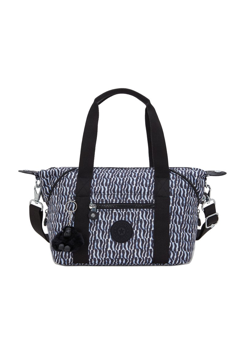 Blå och vit mönstrad väska med svarta detaljer, utrustad med dubbla handtag, justerbar rem, dragkedjefrontficka och dekorativ pom-pom charm.