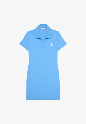 Svetlomodré polo šaty s krátkym rukávom a golierom s bielym logom "cK" na ľavej strane hrudníka, priliehavý strih.